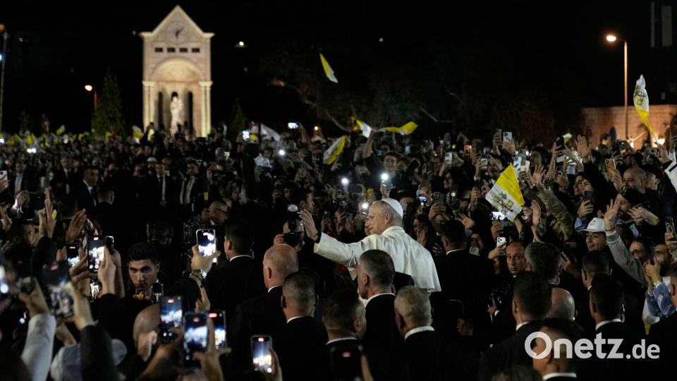 Papst Leo XIV. (M) grüßt die Menge, als er umgeben von Sicherheitskräften zu einem Treffen mit Jugendlichen in Bkerké, dem Sitz der maronitischen Kirche im Libanon, kommt. Bild: Bilal Hussein/AP/dpa
