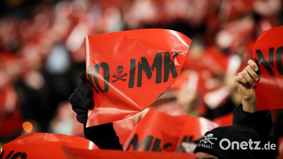 Fans des FC St. Pauli protestieren beim Heimspiel gegen Union Berlin gegen die Innenministerkonferenz in Bremen. Bild: Christian Charisius/dpa