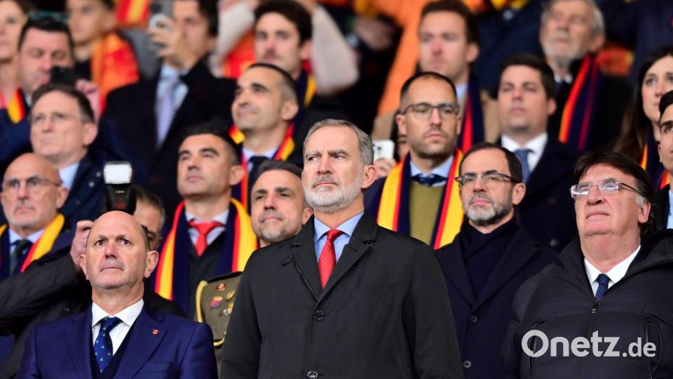 Auch König Felipe VI. von Spanien (vorne Mitte) besuchte das Nations-League-Finale. Bild: Sebastian Christoph Gollnow/dpa