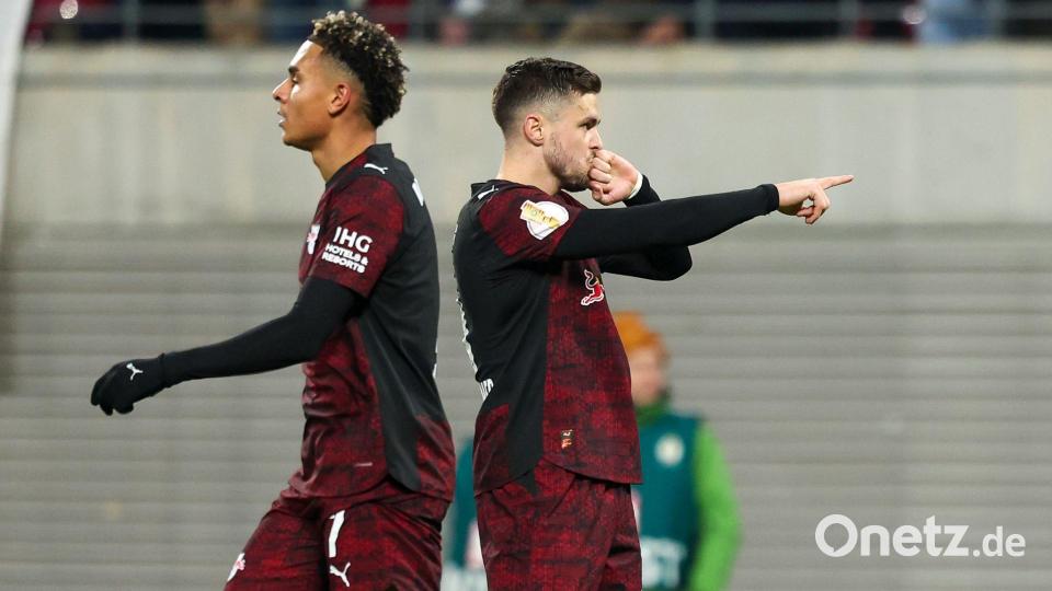 Leipzigs Spieler um Christoph Baumgartner (r, RB Leipzig) und Antonio Nusa (RB Leipzig) jubeln nach dem Treffer zum 2:1. Bild: Jan Woitas/dpa