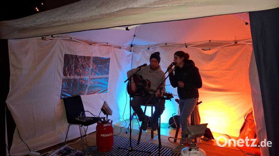 Open-air-Feeling in der Vorweihnachtszeit. Tine Steinhauser und Begleitung sorgen für ein beswingtes Hinübergleiten in die Adventszeit. Bild: ise