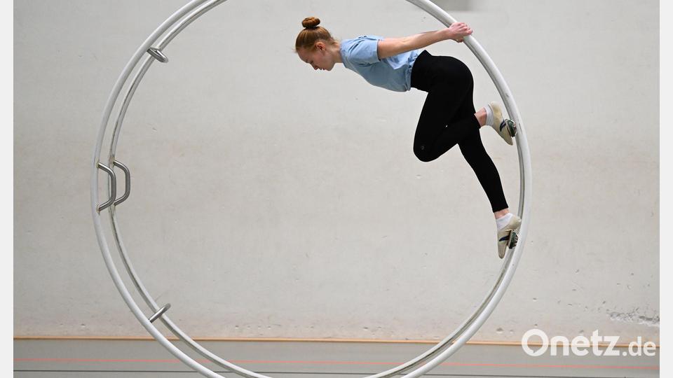 Rhönradturnen verlangt eine außergewöhnliche Kombination aus Kraft, Balance, Körperspannung, Orientierungssinn und Beweglichkeit. Bild: Arne Dedert/dpa