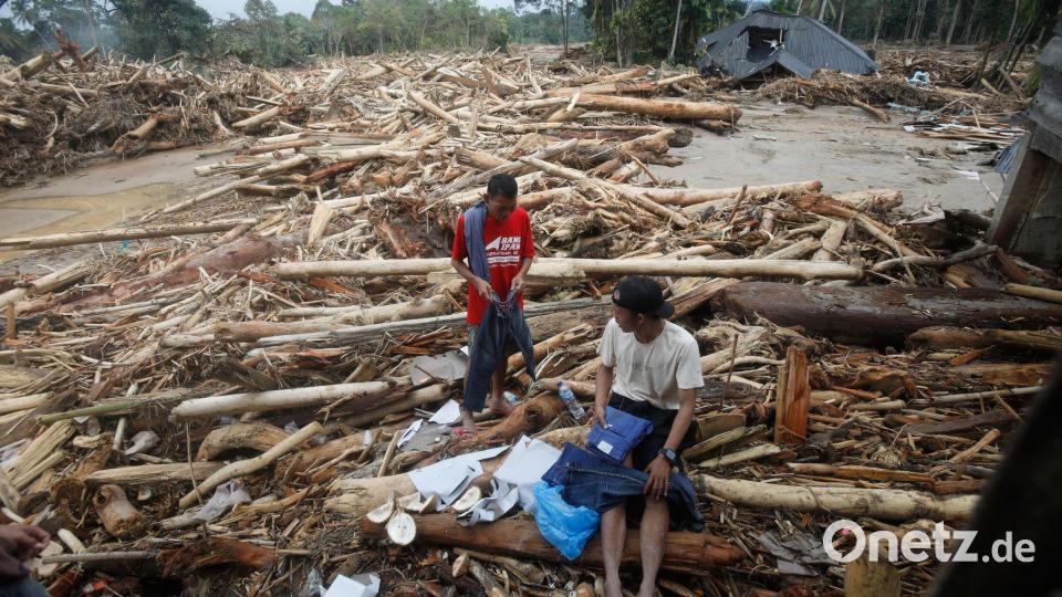 Sturzflut in Nordsumatra: Überlebende bergen letzte Habseligkeiten Bild: Binsar Bakkara/AP/dpa