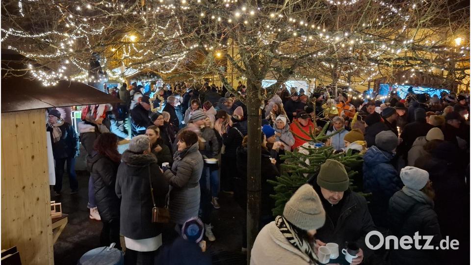Ein Blick auf die Schirmitzer Dorfweihnacht, die zum neunten Mal stattfand. Das Gedränge auf dem beleuchteten Dorfplatz ist groß. Bild: ise