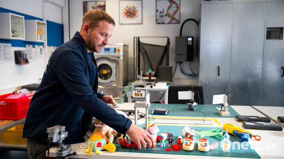 Spielzeug enthalte tendenziell immer mehr Elektronik und werde smarter, sagte Sebastian Rösch, Abteilungsleiter für die Spielzeugtestung beim TÜV Rheinland in Nürnberg. Bild: Daniel Vogl/dpa