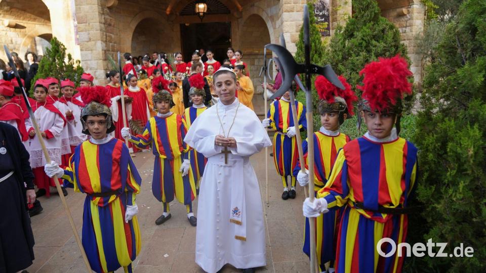 Kinder in Papst- und Gardistenkostümen erwarten Leo XIV. im De la Croix Krankenhaus im Libanon Bild: Domenico Stinellis/AP/dpa