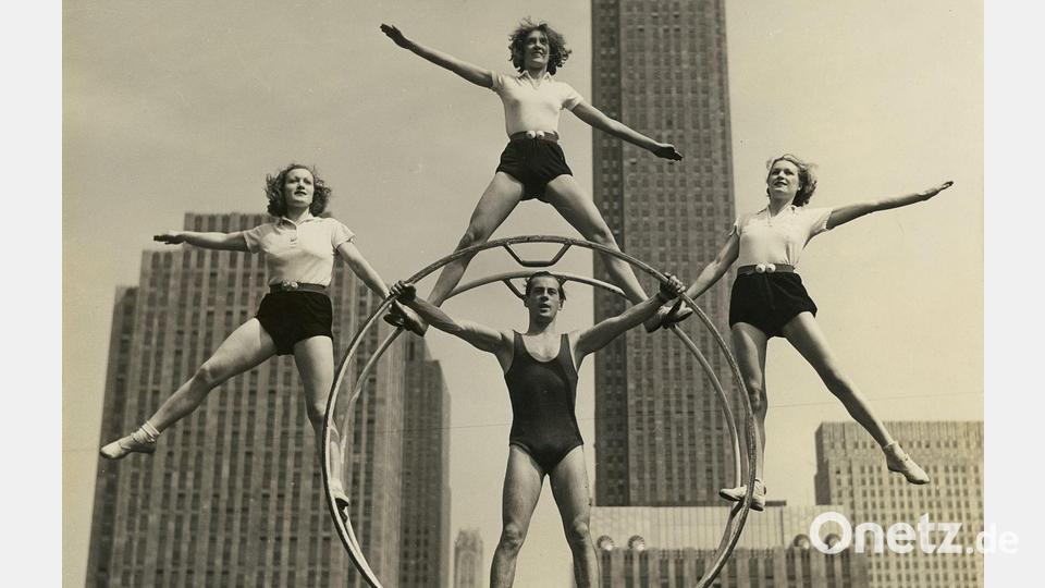 Mit internationalen Auftritten wie hier in New York machten Otto und Fritz Feick (M) Werbung für das Rhönrad. Bild: ---/Anita Zirkelbach,Gemeinde Schönau/dpa