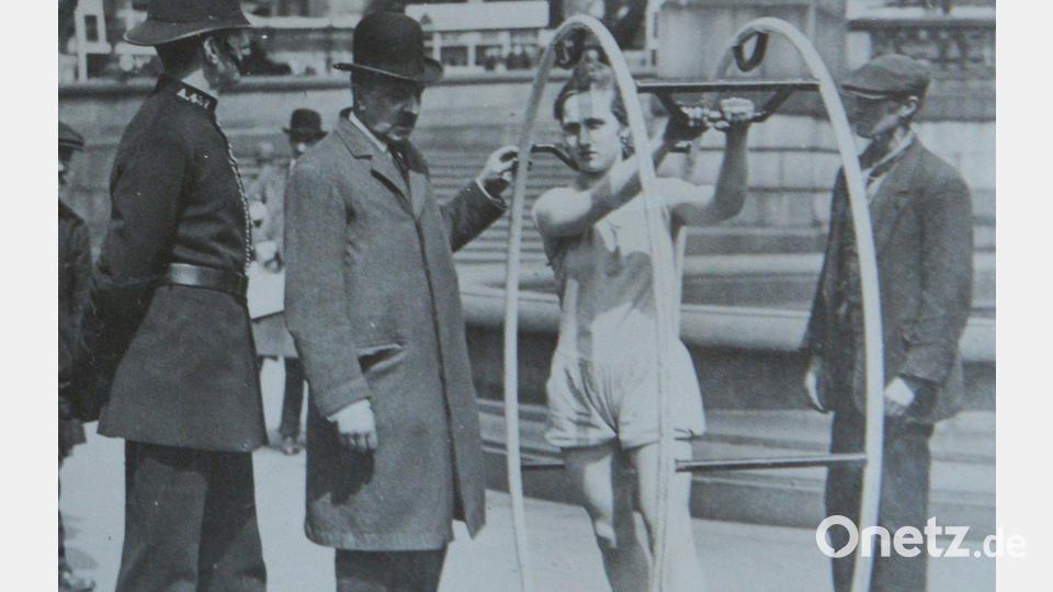 Vom unterfränkischen Schönau aus rollte das Rhönrad aus um die Welt. Drei Jahre nach der Patentierung präsentierte Fritz Feick, der Sohn des Erfinders Otto Feick, das Turngerät in London. Bild: ---/Anita Zirkelbach,Gemeinde Schönau/dpa