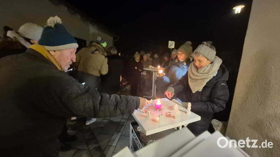 Claudia Schneider (rechts) entzündete am 1. Dezember das erste Licht des "Lebendigen Adventskalenders". Bild: whü