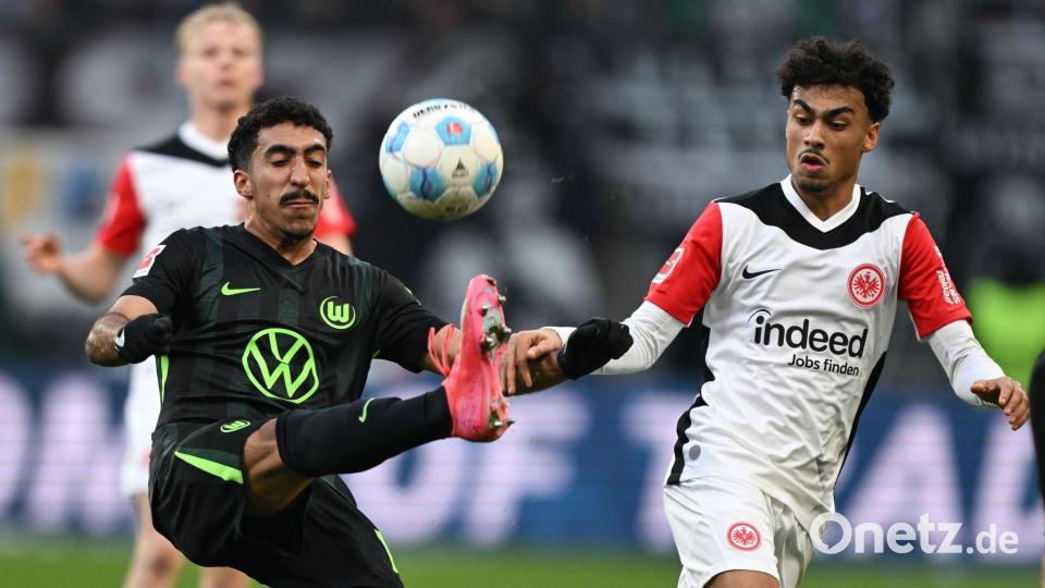 Nathaniel Brown (rechts) hat seinen Vertrag in Frankfurt bis zum Juni 2030 verlängert. Bild: Arne Dedert/dpa