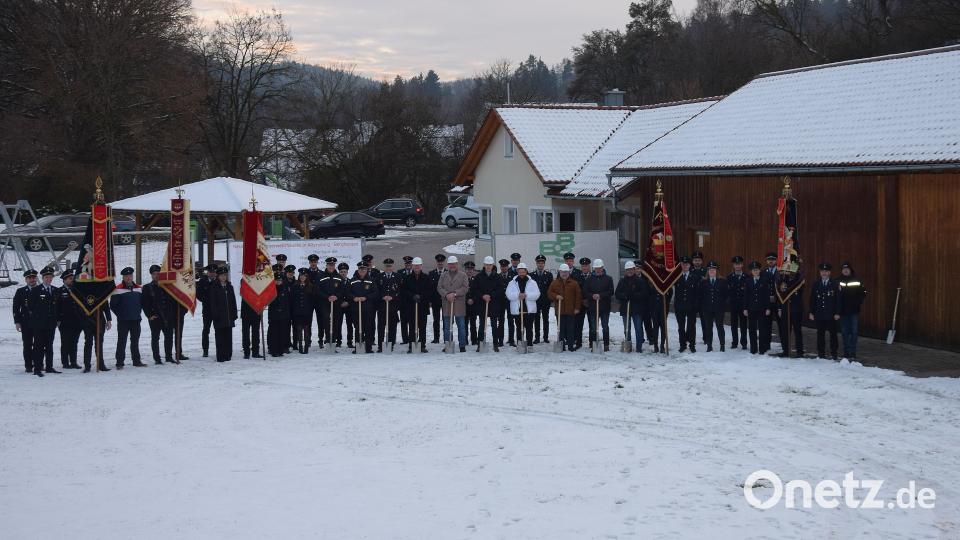 Das neue Allersburger Feuerwehrgerätehaus wird gleich neben dem Dorfhaus und dem Dorfstadl gebaut werden. Die Feuerwehren, die Gemeinde und die Landkreisfeuerwehr haben den Platz für gut befunden. Bild: bö