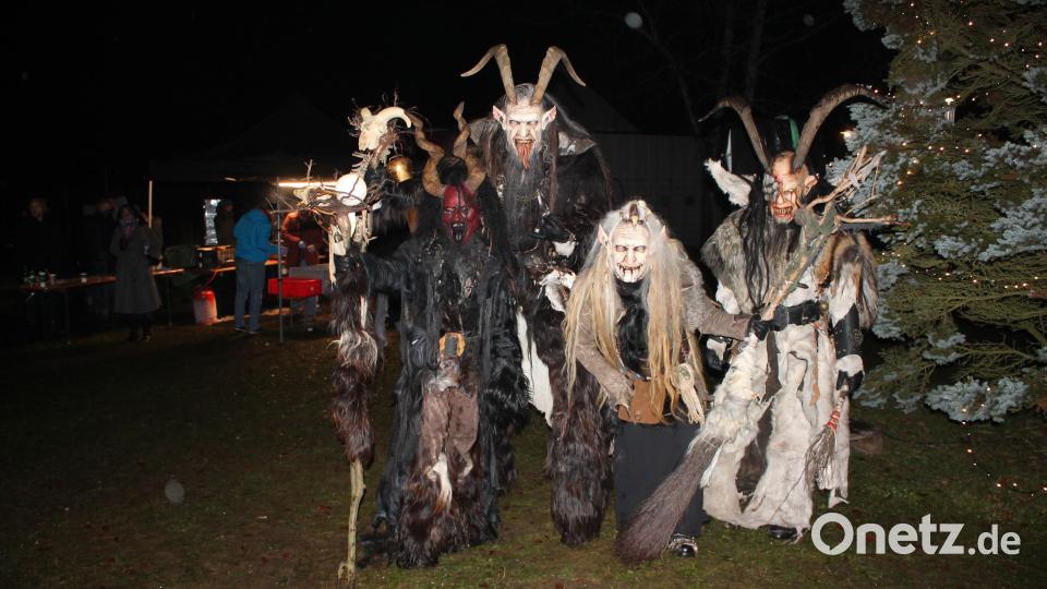 Sie setzen ein Glanzlicht: Die vier "Stoapfälzer Deifl'n" aus Floß begeistern die Marktbesucher und erinnern zugleich an vorchristliches Winterbrauchtum. Bild: Bernhard Piegsa