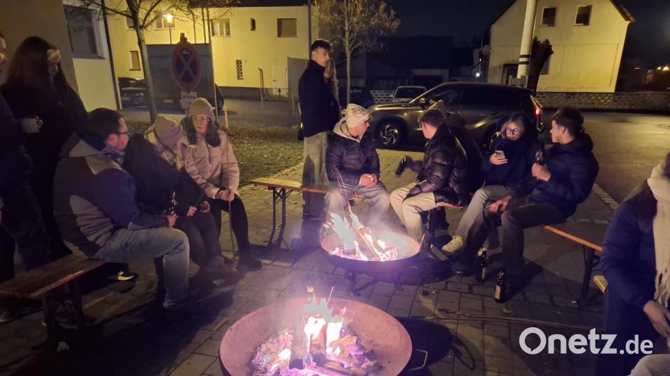 Der Obst- und Gartenbauverein hat zwei Feuerschalen angeschürt. Dort können Groß und Klein Stockbrot backen oder sich aufwärmen. Bild: ise