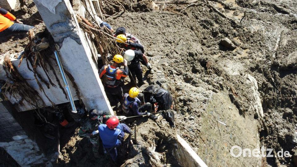 Die Zahl der Toten auf Sumatra steigt weiter - und viele Menschen werden noch vermisst. Bild: Ali Nayaka/AP/dpa