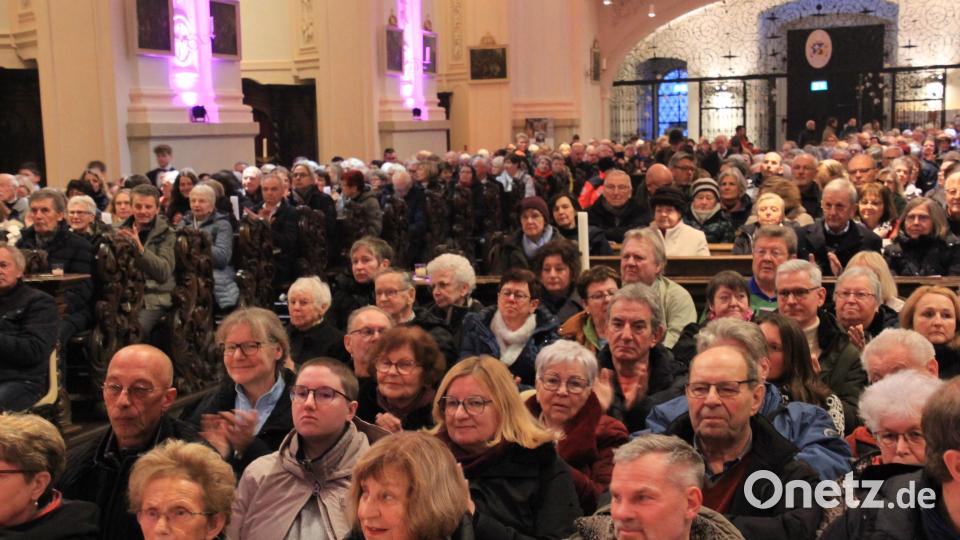 Die Basilika ist bis auf den letzten Platz ausverkauft. Bild: kro
