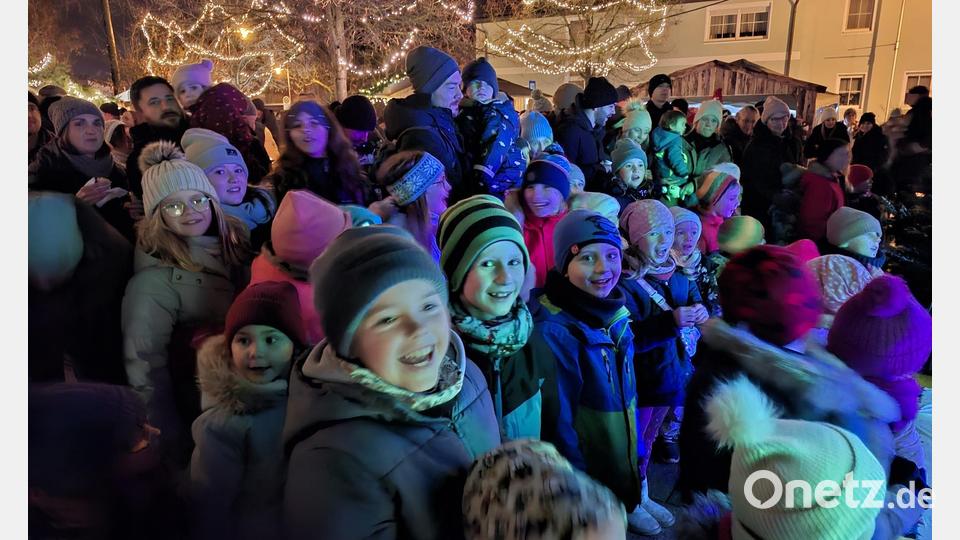 Gespanntes Warten auf den Nikolaus auf der Schirmitzer Dorfweihnacht. Bild: ise