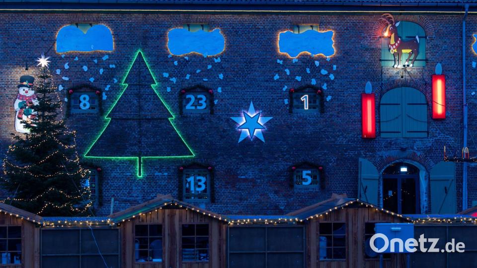 Das festlich beleuchtete Packhaus, mit der beleuchteten Zahl „1“ am Hafen in Tönning. Das im Jahr 1783 erbaute Backsteingebäude gilt in der Vorweihnachtszeit als der längste Adventskalender der Welt. Bild: Bodo Marks/dpa