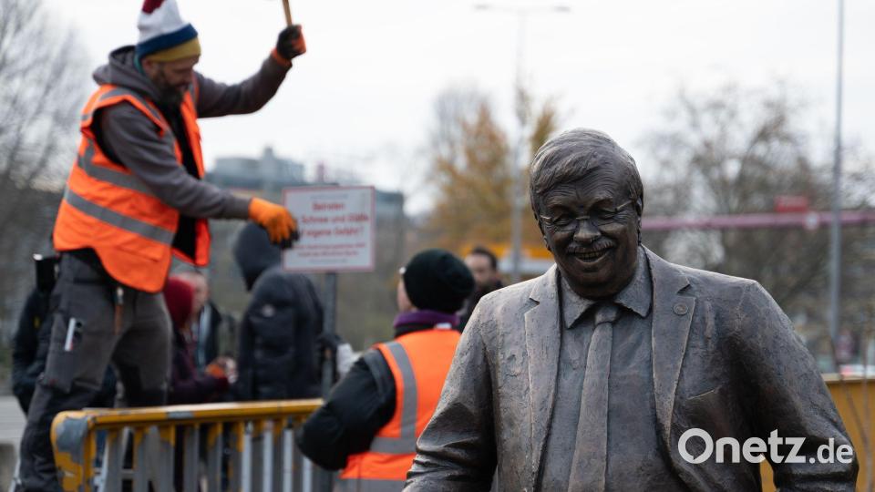 Zentrum für Politische Schönheit installiert Lübcke-Statue vor CDU-Parteizentrale Bild: Markus Lenhardt/dpa