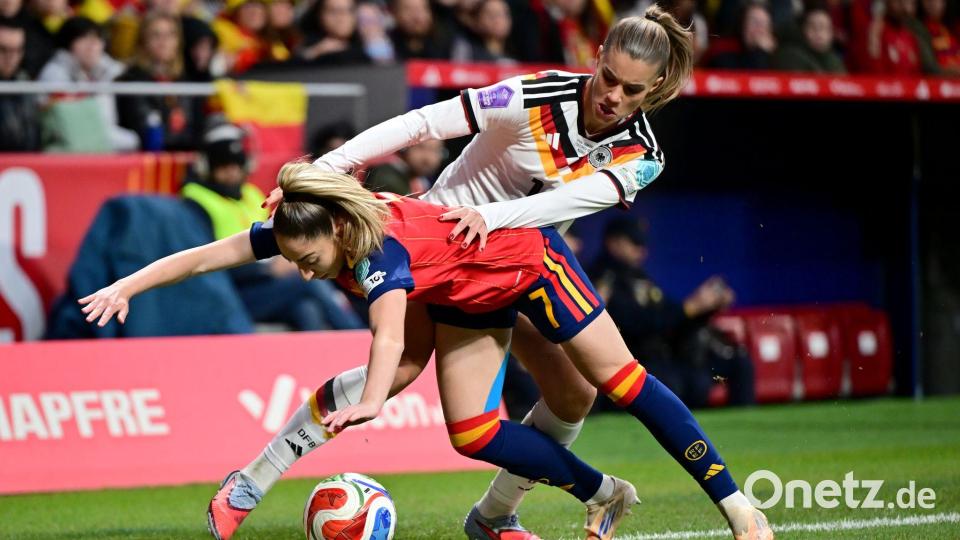 Verbissene Zweikämpfe: Deutschlands Selina Cerci und Spaniens Olga Carmona. Bild: Sebastian Christoph Gollnow/dpa