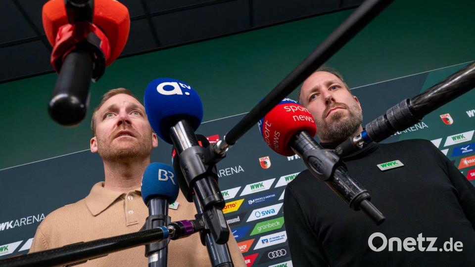 Sportdirektor Benni Weber (l) und Geschäftsführer Michael Ströll (r) erklären den Trainerwechsel beim FC Augsburg. Bild: Peter Kneffel/dpa