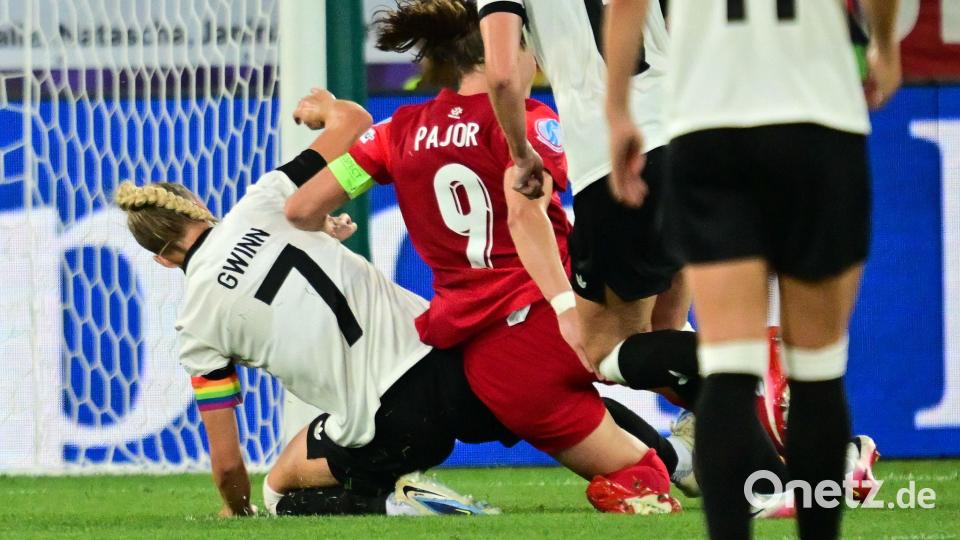 Die Grätsche ins Unglück: Gwinn im EM-Spiel gegen Polen. Bild: Sebastian Christoph Gollnow/dpa