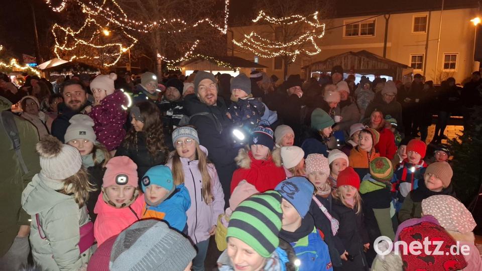 Die Kinder freuen sich auf den Nikolaus, der mit einem traditionellen Lied begrüßt wurde. Bild: ise