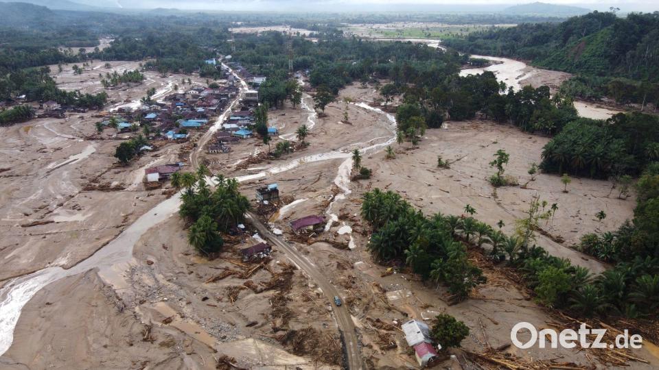Viele Menschen warten noch immer auf Hilfe. Bild: Binsar Bakkara/AP/dpa