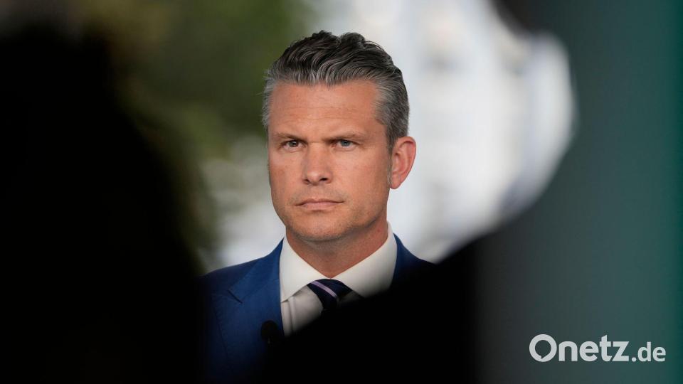 Steht wegen seines Handels in der Kritik: Pentagon-Chef Pete Hegseth. (Archivfoto) Bild: Mark Schiefelbein/AP/dpa
