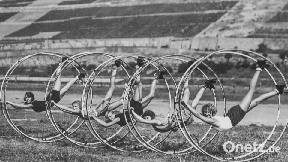 Aus fitten Rhönradturnerinnen und -turnern formte Rhönrad-Erfinder Otto Feick eine "Mustergruppe", mit der er in Deutschland und auch international auf Werbetour ging. Bild: ---/Anita Zirkelbach,Gemeinde Schönau/dpa