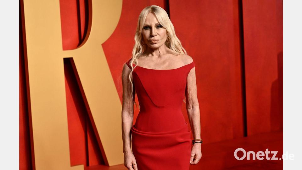 Versace - hier die Schwester von Firmengründer Gianni Versace, Donatella - gehört nun komplett zu Prada. (Archivbild) Bild: Evan Agostini/Invision/AP/dpa