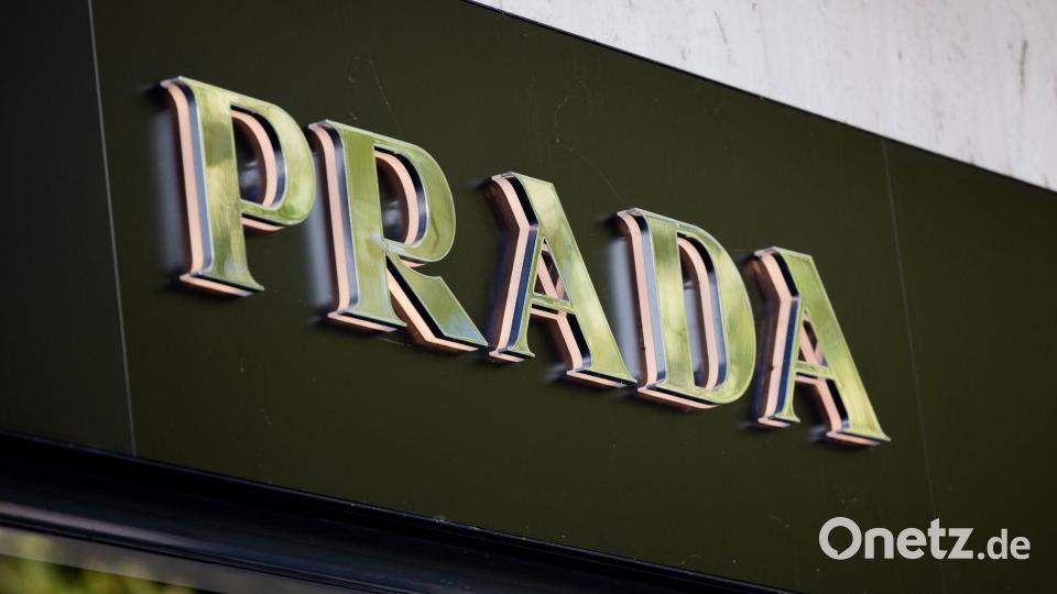 Prada übernimmt den Konkurrenten Versace komplett. (Archivbild) Bild: Rolf Vennenbernd/dpa