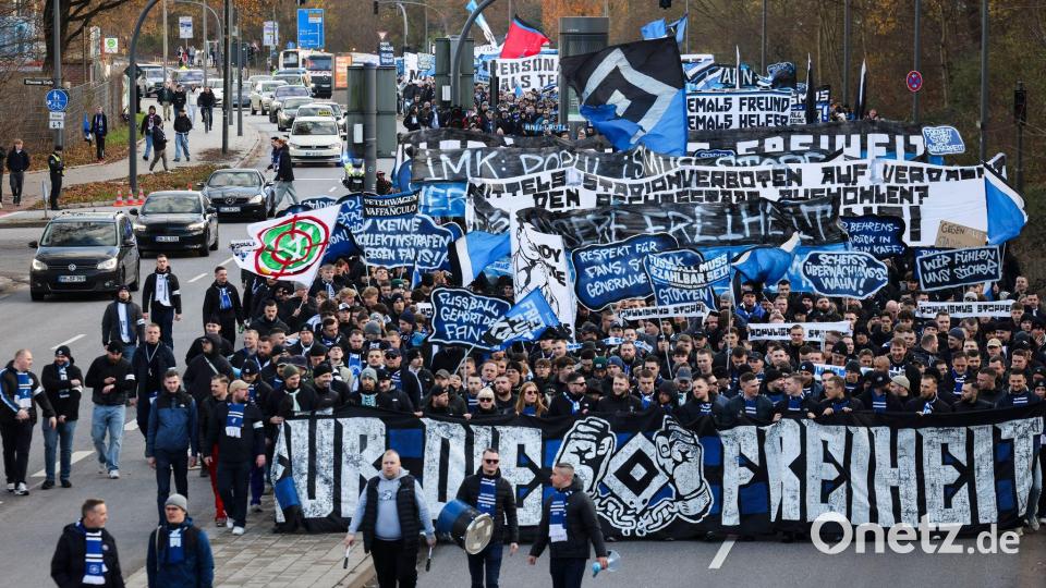 Vor dem Bundesliga-Spiel zwischen dem Hamburger SV und dem VfB Stuttgart demonstrieren Fans des HSV gegen die geplanten Maßnahmen zur Stadionsicherheit. Bild: Christian Charisius/dpa
