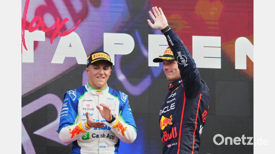 Im kommenden Jahr fährt Hadjar (l) zusammen mit Max Verstappen. (Archivbild) Bild: Peter Dejong/AP/dpa