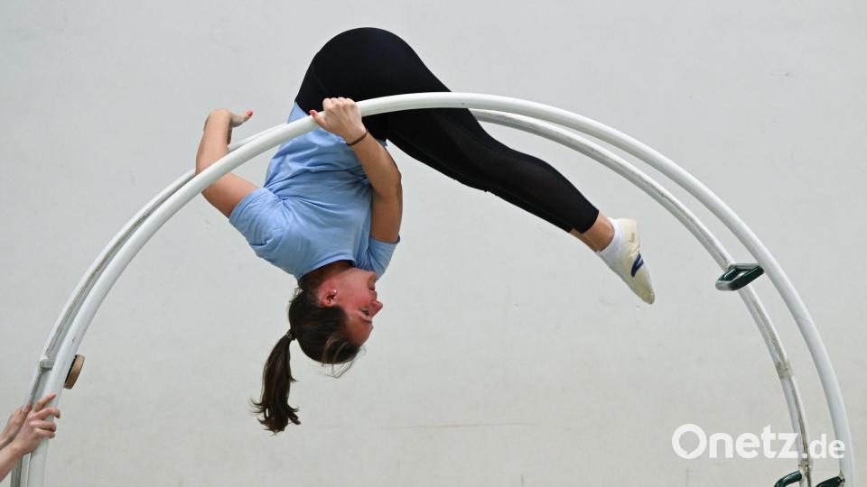 Fürs Rhönradturnen brauchen die Athletinnen auch Kraft. Bild: Arne Dedert/dpa