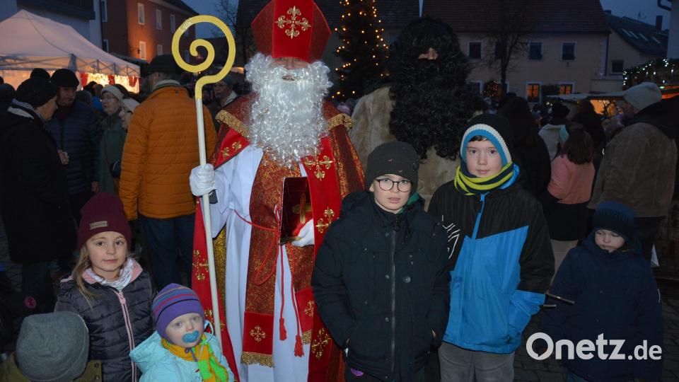 Zu den Höhepunkten beim Weihnachtsmarkt zählt der Besuch des Nikolaus. Archivbild: jr