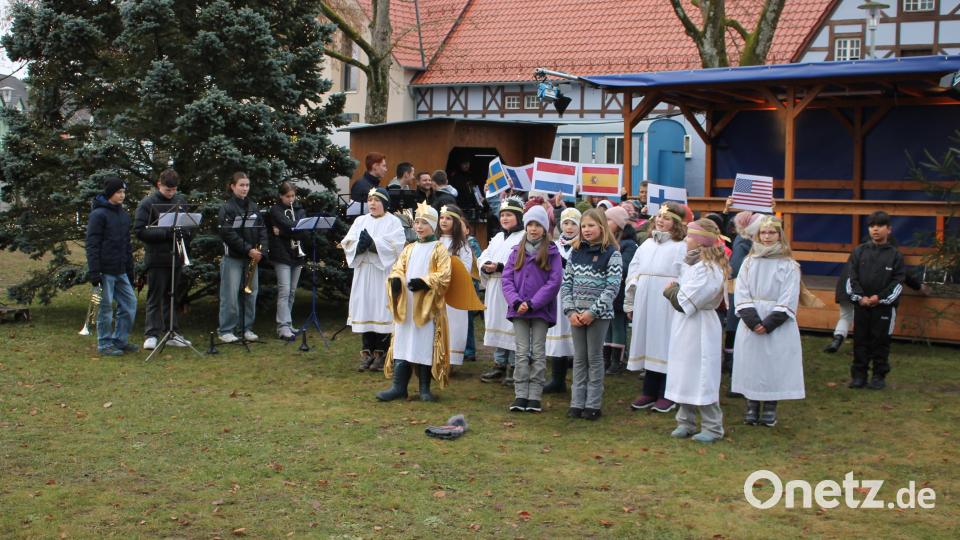 Für Xaver Hutzler (im goldenen Umhang) ist es ein großer Tag: Der Zehnjährige darf als "Christkind" nicht nur die Eröffnungsverse sprechen, sondern mit Marie Schecklmann und Hanna Müller (rechts neben ihm) eine weihnachtliche Weltreise antreten. Die Schulkameraden spielen dabei als "Engel" gleichsam Reiseführer. Bild: Bernhard Piegsa