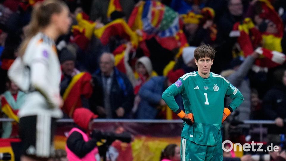 Berger bedient: Drei Gegentore kassierte die Torhüterin gegen Spanien. Bild: Manu Fernandez/AP/dpa