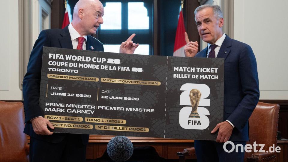 Ticket in Übergröße: Kanadas Premierminister Carney mit FIFA-Boss Infantino. Bild: Adrian Wyld/The Canadian Press/AP/dpa
