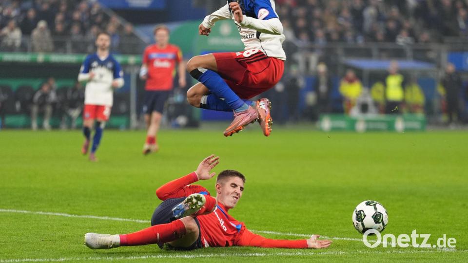Umkämpftes Spiel im Pokal zwischen dem HSV und Holstein Kiel. Bild: Marcus Brandt/dpa