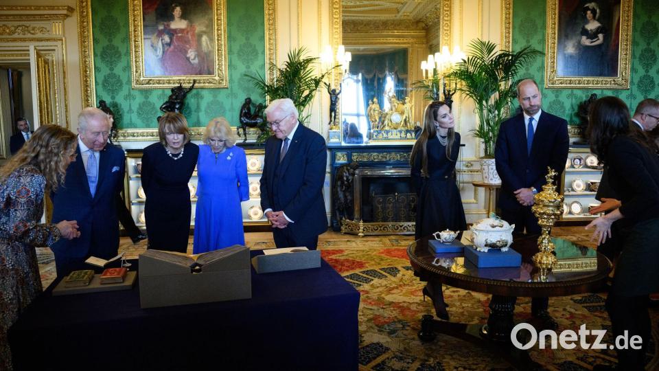 Dem Bundespräsidenten und seiner Frau wurden Objekte aus der Königlichen Sammlung präsentiert. Bild: Bernd von Jutrczenka/dpa