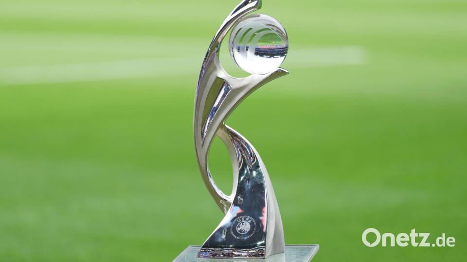 Um diese Trophäe geht es. (Archivbild) Bild: Martin Meissner/AP/dpa