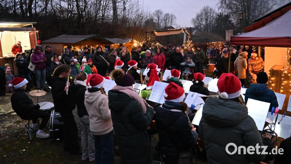 Die Blechfrösche der Pirker Blechmusik eröffneten den Weihnachtsmarkt an der Brettl-Hütte. Bild: kki