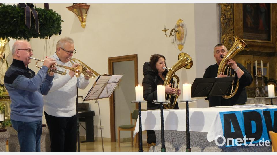 Zur adventlichen Stimmung in der Pfarrkirche trug auch das Bläserquartett der Stadtkapelle Pleystein bei. Bild: Fred Lehner