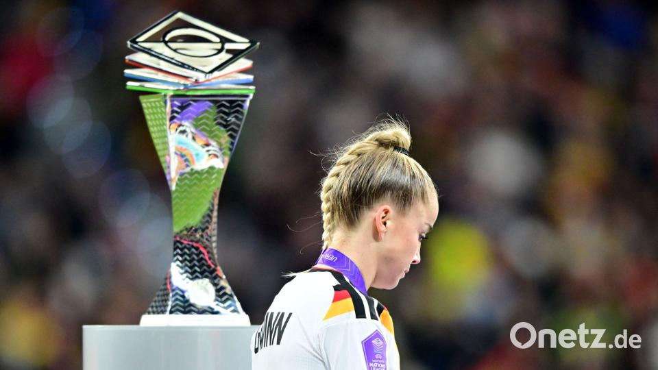 Nicht anfassen: Für DFB-Kapitänin Giulia Gwinn war der Nations-League-Pokal nah und doch so fern. Bild: Sebastian Christoph Gollnow/dpa