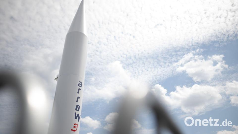 Modell einer Rakete des Arrow-3-Luftverteidigungssystems Bild: Sebastian Christoph Gollnow/dpa