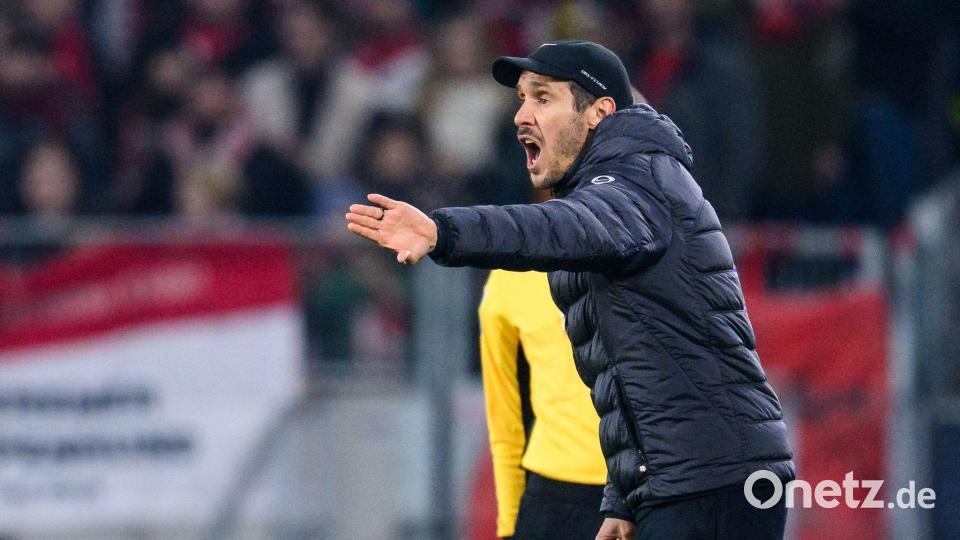 SC-Trainer Julian Schuster trieb seine Elf von der Seitenlinie an. Bild: Tom Weller/dpa