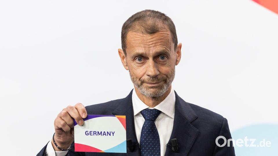 Zuschlag für Deutschland:  UEFA-Präsident Aleksander Ceferin zeigt es an Bild: Cyril Zingaro/KEYSTONE/dpa