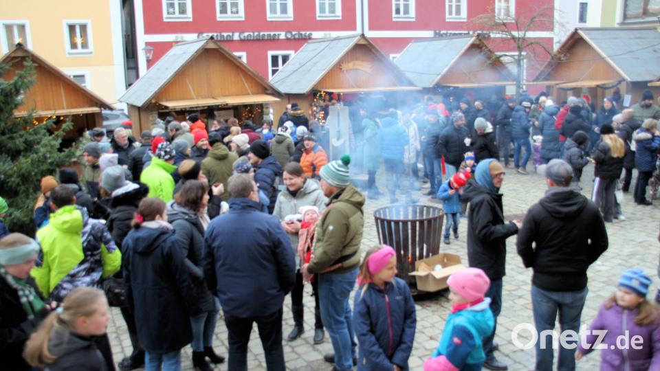 Der Adventsmarkt in Schmidmühlen lockte auch am Sonntag viele Besucher an. Bild: bjo