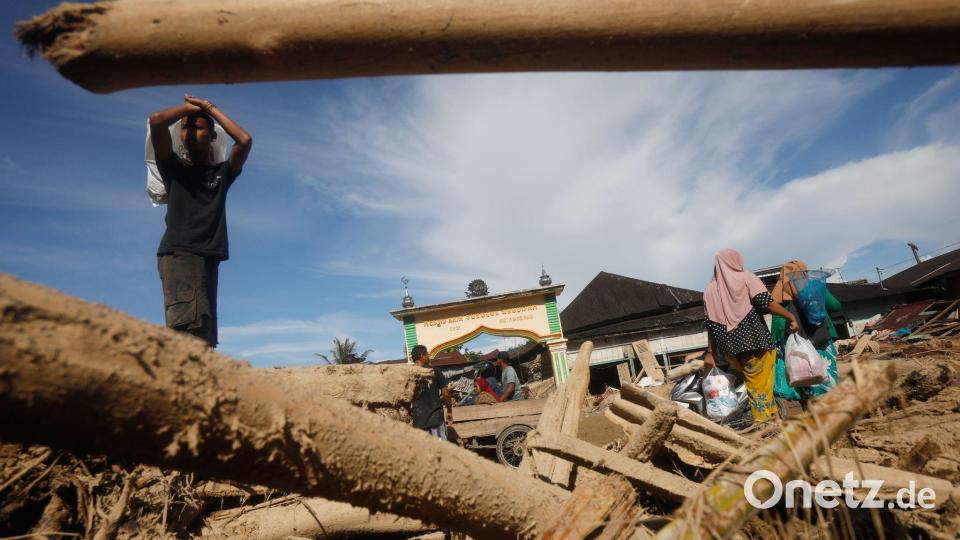 Viele Häuser und Brücken auf Sumatra sind zerstört. Bild: Binsar Bakkara/AP/dpa