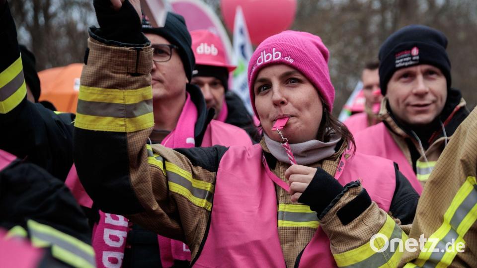 Proteste zum Verhandlungsauftakt. Bild: Carsten Koall/dpa